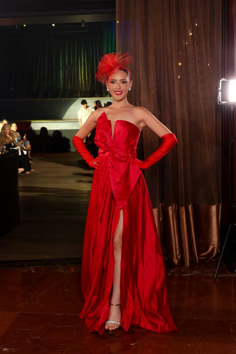 Paola Malave, Miss Salinas, presentó su look "El poder del rojo". (Jean Ayala / Wapa Digital)