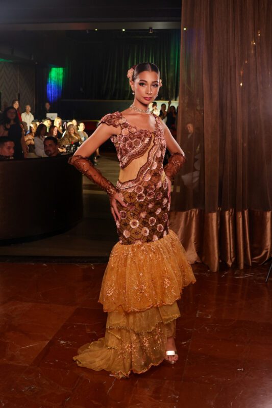 Miss Gurabo, Valeria Velázquez
Domínguez, vistió el look "La Rosa del Jardín, Bañada en Oro".(Jean Ayala / Wapa Digital)