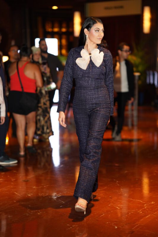 Natalie Marrero Aponte, representante de Aguadilla, eligió un atuendo inspirado en Coco Chanel para proyectar seguridad, elegancia y fortaleza, rindiendo homenaje a sus raíces con los colores de su bandera. (Foto: Jesmar Cruz)