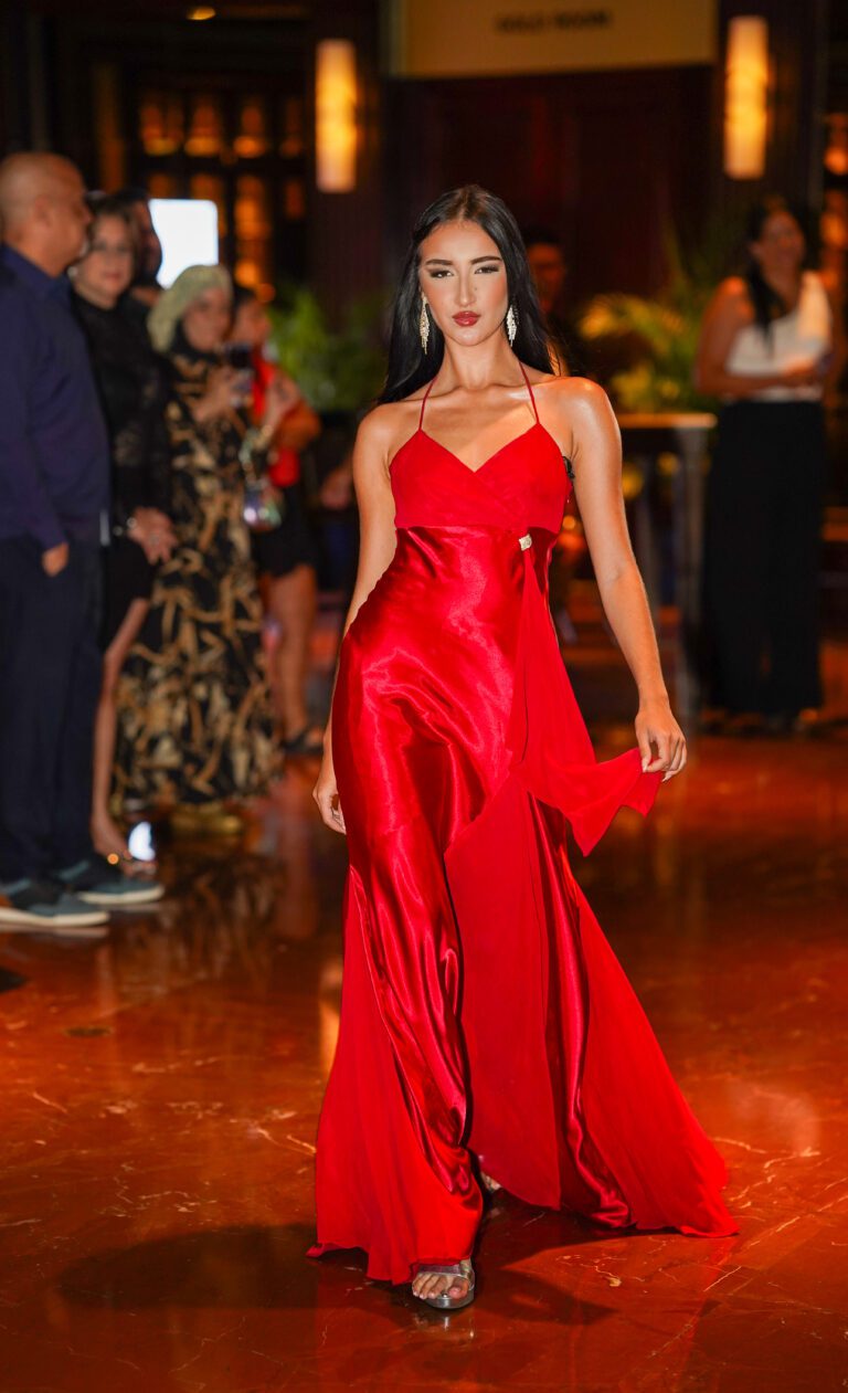 Isabella Buford Builes, Miss Cataño, lució un atuendo azul royal que evoca la fuerza del mar puertorriqueño y resalta la esencia de una mujer segura, orgullosa de su cultura. (Foto: Jesmar Cruz)