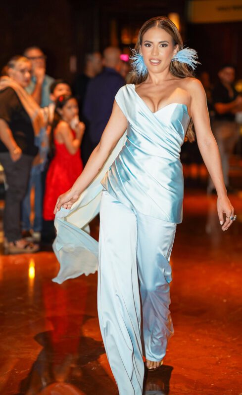 María Fernanda Amador Rivera, Miss Fajardo, proyectó autenticidad y serenidad con un atuendo azul cielo que evoca la calma del firmamento y su conexión genuina con el pueblo. (Foto: Jesmar Cruz)
