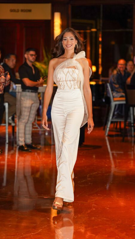 Valeria Velázquez, Miss Gurabo, apostó por una silueta innovadora con transparencias y texturas que reflejan la seguridad, propósito y amor con los que camina hacia la corona. (Foto: Jesmar Cruz)