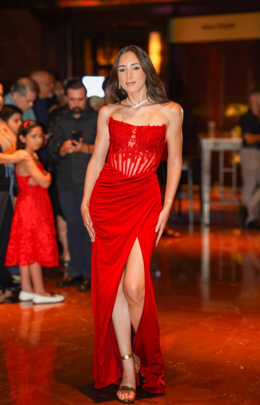 Karielys González Colón, Miss Naguabo, eligió un vestido rojo vibrante que refleja su evolución y empoderamiento, combinando elegancia, feminidad y fuerza con delicadeza. (Foto: Jesmar Cruz)