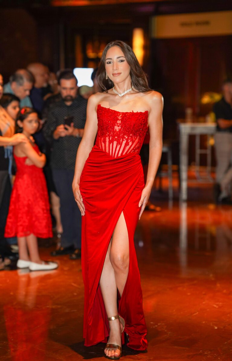 Karielys González Colón, Miss Naguabo, eligió un vestido rojo vibrante que refleja su evolución y empoderamiento, combinando elegancia, feminidad y fuerza con delicadeza. (Foto: Jesmar Cruz)
