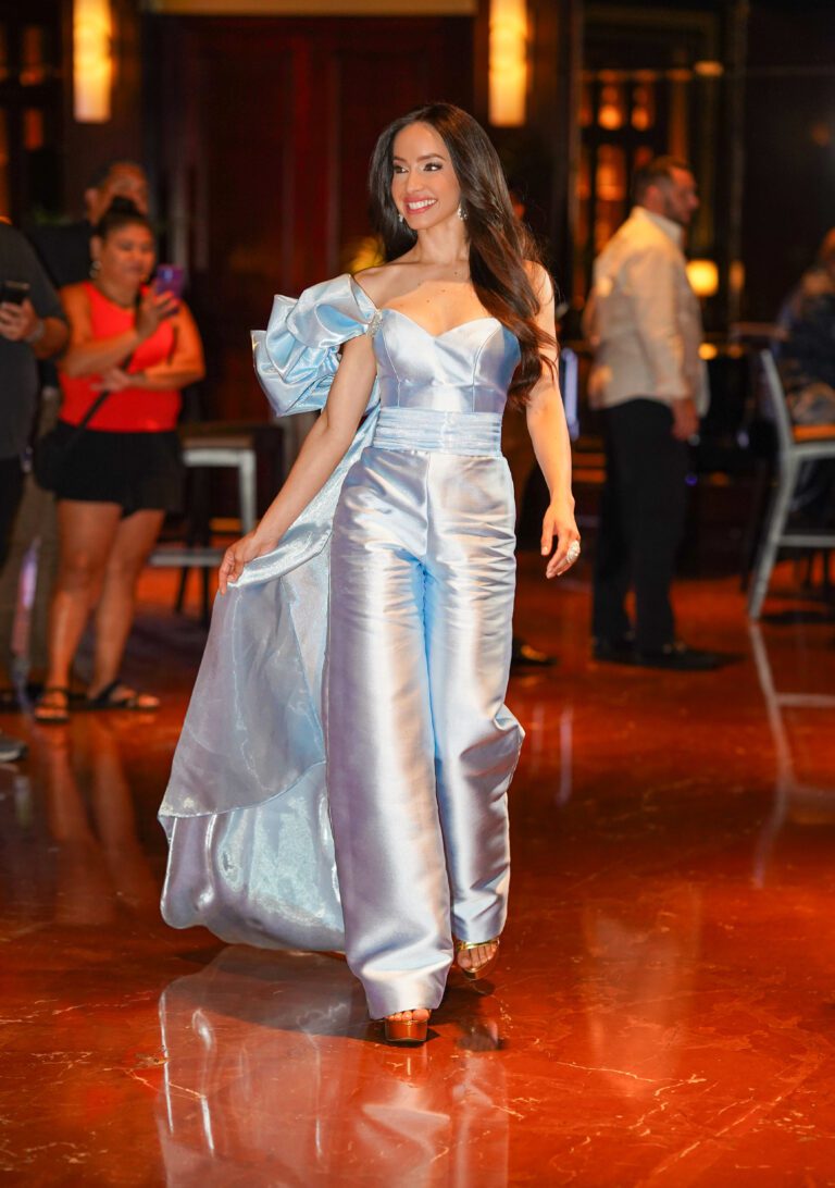 Marisabel Rivera Negrón, Miss Ponce, lució un elegante jumpsuit azul claro que refleja su serenidad, confianza y versatilidad como reina, profesional y voz de impacto social. (Foto: Jesmar Cruz)
