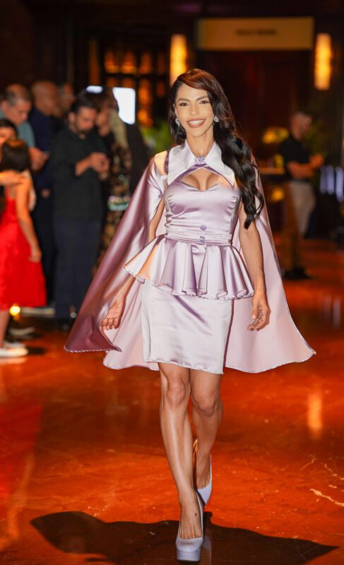 Krystyn Abril Barreiro, Miss Rincón, eligió un vestido lavanda de corte sastre que refleja elegancia, fortaleza y la autenticidad de la mujer puertorriqueña que deja huella con propósito. (Foto: Jesmar Cruz)