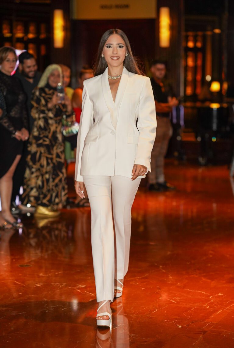 Paola Malavé, Miss Salinas, lució un conjunto blanco inspirado en el icónico smoking de Yves Saint Laurent, proyectando elegancia, carácter y la fuerza de una mujer que transforma con autenticidad. (Foto: Jesmar Cruz)