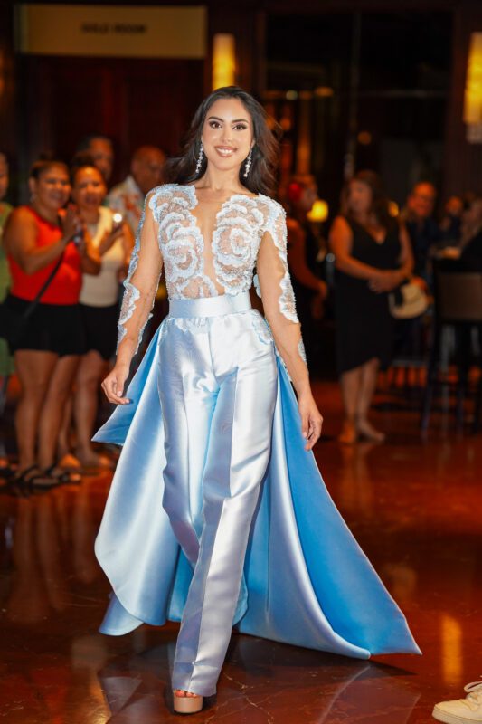 Alanys Bravo, Miss Toa Alta, conquistó con un vestido azul claro que refleja su autenticidad, serenidad y delicadeza, mostrando su esencia genuina y firmeza con dulzura. (Foto: Jesmar Cruz)