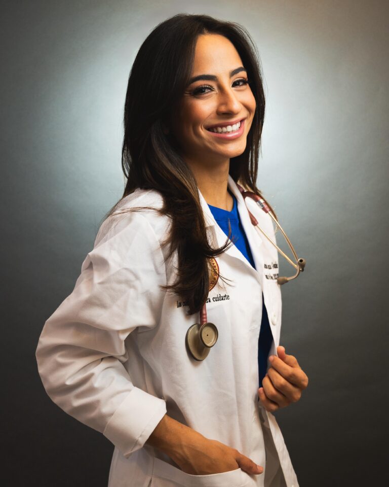 Dra. Adriana Luna -  Veterinaria e influencer 
Es la primera mujer puertorriqueña en alcanzar un millón de suscriptores en YouTube con su contenido de comedia familiar. En 2022 fundó Luna Vet Help, una organización sin fines de lucro dedicada a esterilizar y vacunar animales callejeros y de bajos recursos, con apoyo de sus seguidores. En el 2023 salió mujer del año de la revista Magacín del periódico El Nuevo Día y en el 2024 ganó el premio como la mejor influencer en la categoría de consciencia social. Hoy día, la Dra. Adriana Luna es la primera veterinaria puertorriqueña en abrir una clínica sin fines de lucro en San Juan y continúa promoviendo la adopción y el cuidado responsable de los animales