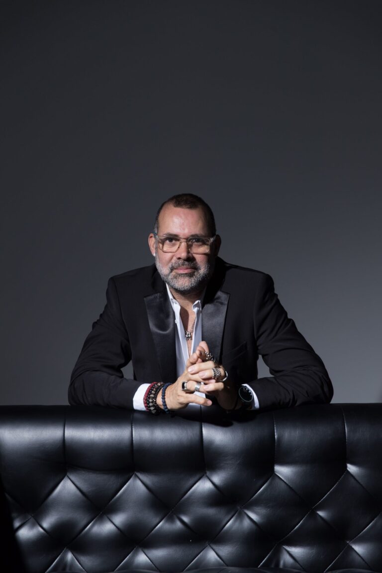 David Antonio cuenta con más de 40 años de trayectoria en el mundo de la moda, combinado su carrera con la filantropía. A lo largo de su recorrido, ha vestido a reconocidas figuras del entretenimiento tanto a nivel local como internacional, consolidándose como uno de los diseñadores más destacados de la isla. Además, ha presentado sus colecciones en el NY Fashion Week y en otras importantes pasarelas a nivel mundial.