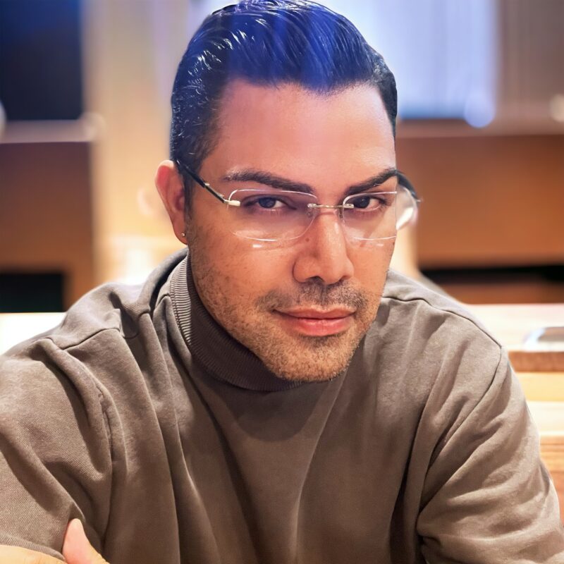 Jesús Cancel. Maquillador profesional reconocido por su destacado trabajo en la industria de la moda, la televisión y el cine. Ha colaborado en importantes eventos de moda en la isla y fue responsable de portadas para revistas como Caras, Imagen, TV Guía y Hola Puerto Rico. Su talento lo ha llevado a trabajar con artistas internacionales de renombre, incluyendo Víctor Manuelle, Olga Tañón, Laura Pausini, Miguel Bosé y Gloria Trevi. Además, ha sido maquillador exclusivo y asistente personal de imagen para Víctor Manuelle por 18 años, consolidando su prestigio en el mundo del espectáculo. En 2025 fue galardonado con el premio “Best Celebrities Makeup” en los Puerto Rico Fashion Awards, destacándose como uno de los mejores maquilladores del país.