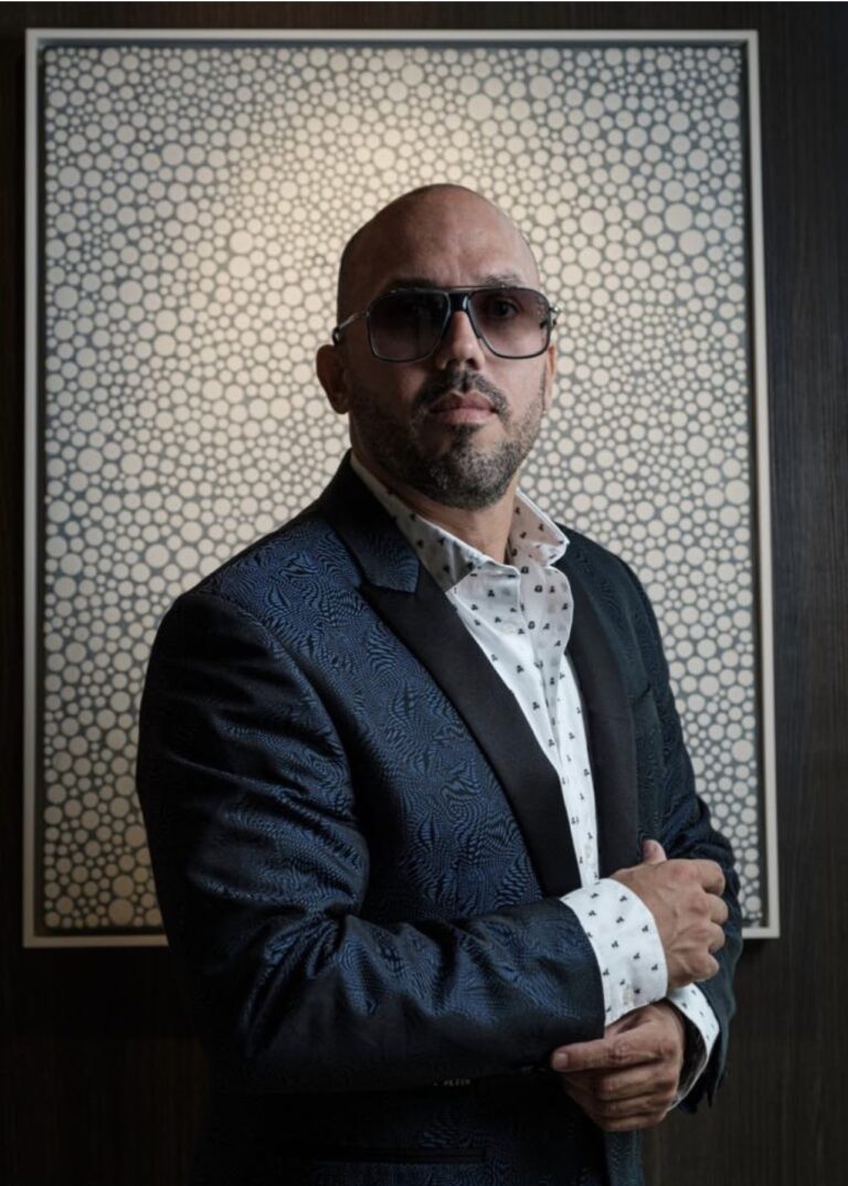 Walter Otero es galerista de profesión y “fashionista” por decisión. Es un hombre que se ha dado a conocer no solo por su carrera, sino también como filántropo, broker y propietario de Walter Otero Contemporary Art. Se ha consolidado como uno de los galeristas más destacados de Puerto Rico.