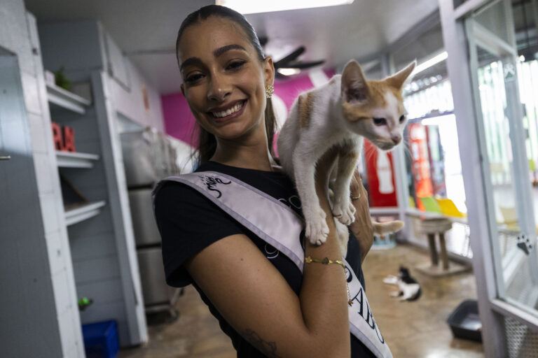 Durante la visita, las candidatas conocieron de primera mano el esfuerzo diario que se realiza en el centro para rescatar, proteger y rehabilitar a animales sin hogar. (Foto: Josian Bruno / Wapa Digital)