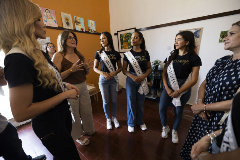 Durante el recorrido, las candidatas conocieron el trabajo transformador que se realiza con mujeres que forman parte de un programa de rehabilitación dirigido a superar el abuso de sustancias.(Foto: Josian Bruno / Wapa Digital