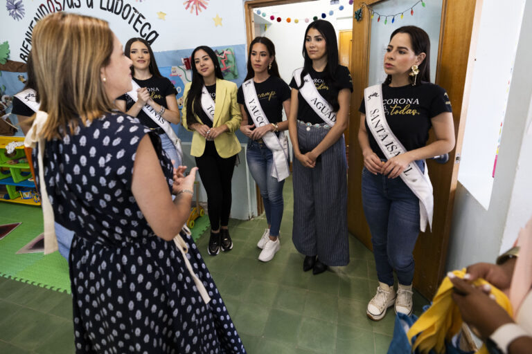 Delegadas de Miss Universe Puerto Rico 2025 visitaron las instalaciones de la Casa Cuna de San Juan, donde tuvieron la oportunidad de conocer de cerca la hermosa labor que se realiza con los niños que allí residen. (Foto: Josian Bruno / Wapa Digital)